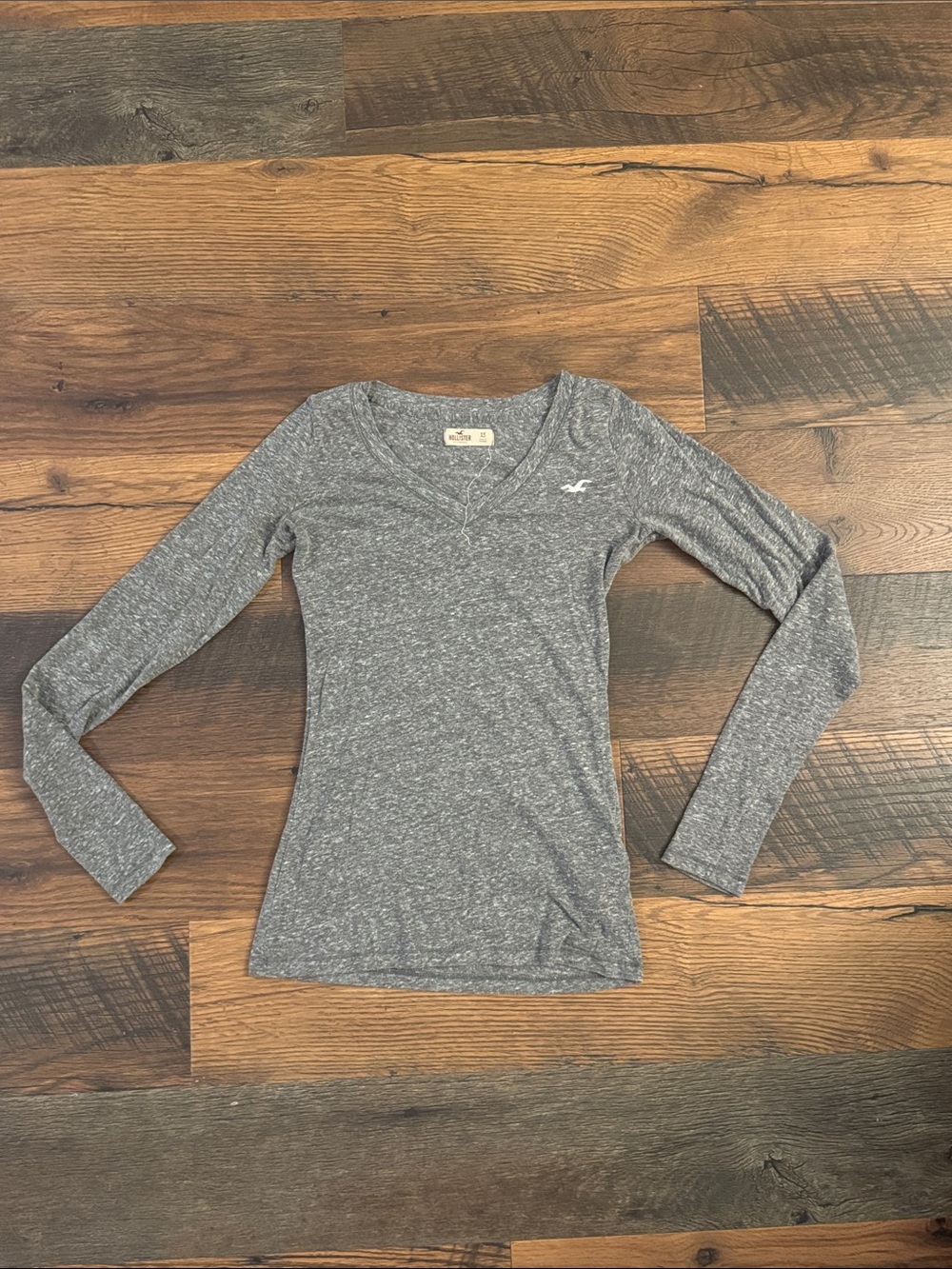 Hollister Women's Heather Gray Long-Sleeve V-Neck Tee